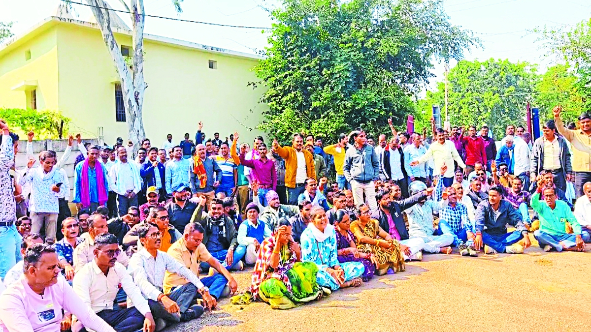 मंगलवार की सुबह 5 व 7 बजे के बीच आंदोलन का नेतृत्व कर रहे पांच कर्मचारियों को पुलिस उनके घर जाकर उठाकर थाने ले आई और फिर कंट्रोल रूम में रखा। जैसे ही इसकी जानकारी सेवा सहकारी समिति संघ के सदस्यों को मिली तो पुलिस कंट्रोल में जमकर विरोध प्रदर्शन किया।