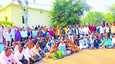 मंगलवार की सुबह 5 व 7 बजे के बीच आंदोलन का नेतृत्व कर रहे पांच कर्मचारियों को पुलिस उनके घर जाकर उठाकर थाने ले आई और फिर कंट्रोल रूम में रखा। जैसे ही इसकी जानकारी सेवा सहकारी समिति संघ के सदस्यों को मिली तो पुलिस कंट्रोल में जमकर विरोध प्रदर्शन किया।