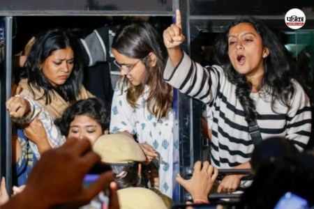 इंडिया गेट पर लोगों ने किया प्रदर्शन