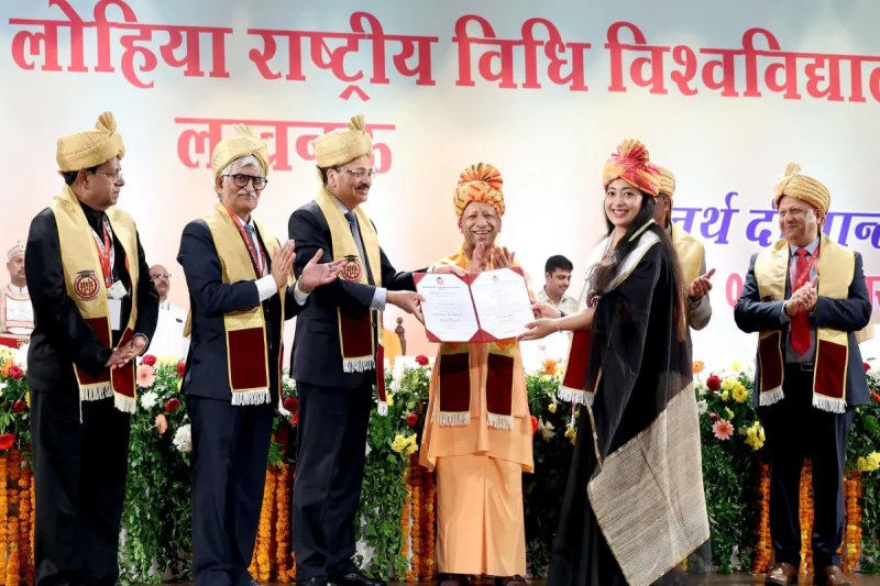 मुख्यमंत्री योगी आदित्यनाथ ने लोहिया विधि विश्वविद्यालय के दीक्षांत समारोह में युवाओं को दी नई दिशा की सीख (फोटो सोर्स : Whatsapp Group)