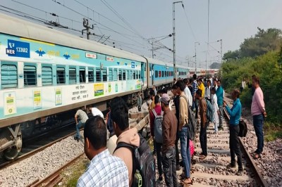 गोरखपुर–लखनऊ इंटरसिटी में अचानक उठा धुआं: यात्रियों में मची अफरातफरी (फोटो सोर्स : Whatsapp Group)