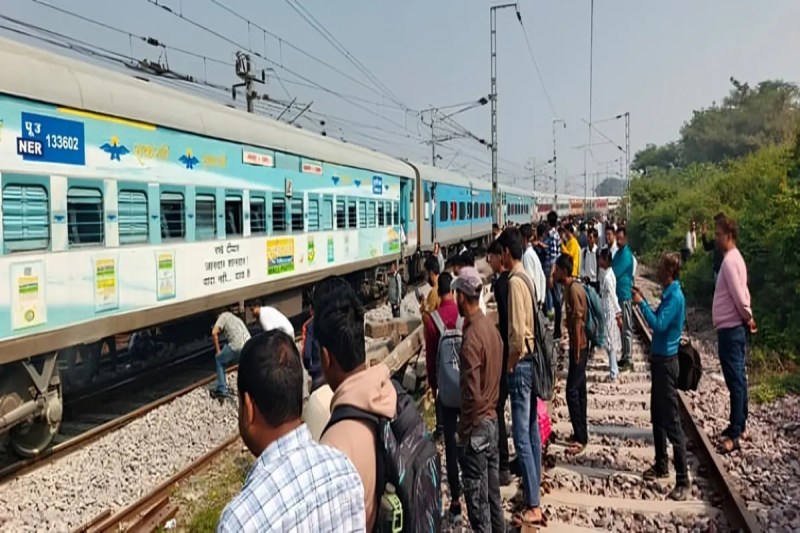 गोरखपुर–लखनऊ इंटरसिटी में अचानक उठा धुआं: यात्रियों में मची अफरातफरी (फोटो सोर्स : Whatsapp Group)