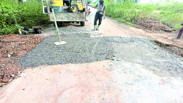 गुरुर विकासखंड के ग्राम घोघोपुरी (भरदा) में प्रधानमंत्री ग्राम सड़क योजना के तहत निर्मित मार्ग का त्वरित रूप से संधारण किया गया। 
