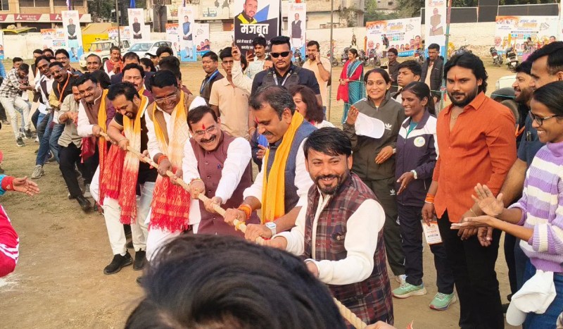 Union Minister Murugan and MP VD Sharma engaged in a tug-of-war in Katni