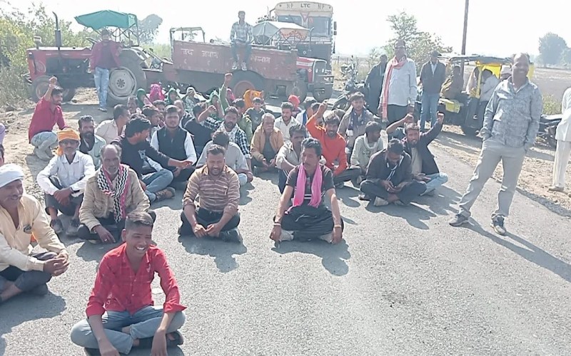 Villagers erupted in anger, blocking Khurai-Rahatgarh road to prevent illegal liquor sales.