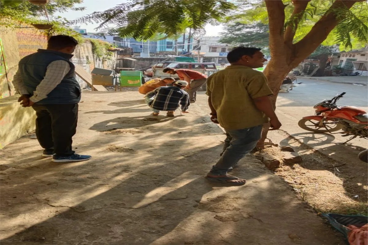 Vegetable vendors were given the time and space to set up their shops at Dussehra Maidan and under Khurai Bridge.