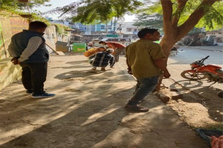 Vegetable vendors were given the time and space to set up their shops at Dussehra Maidan and under Khurai Bridge.