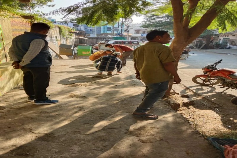 Vegetable vendors were given the time and space to set up their shops at Dussehra Maidan and under Khurai Bridge.