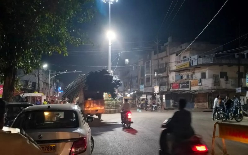 Loading vehicles are running like death in the dark of night, endangering the lives of people walking on the road.