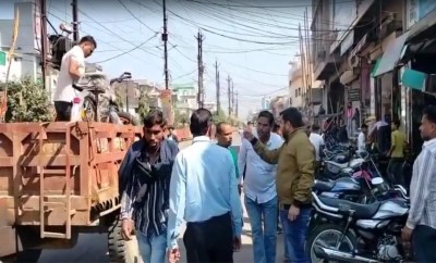 The Municipal Corporation strictly removed encroachments, confiscated goods spread outside the shop and collected fines.