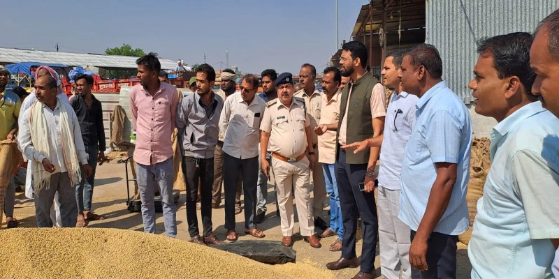 Traders bid for produce at auction, reducing prices during weighing, leaving farmers distressed.