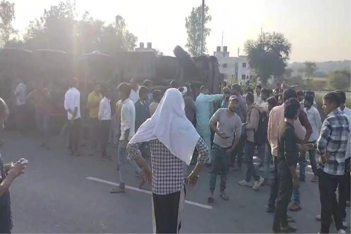 Barricades were placed in front of a moving truck, which went out of control and overturned, causing a traffic jam for an hour and a half.