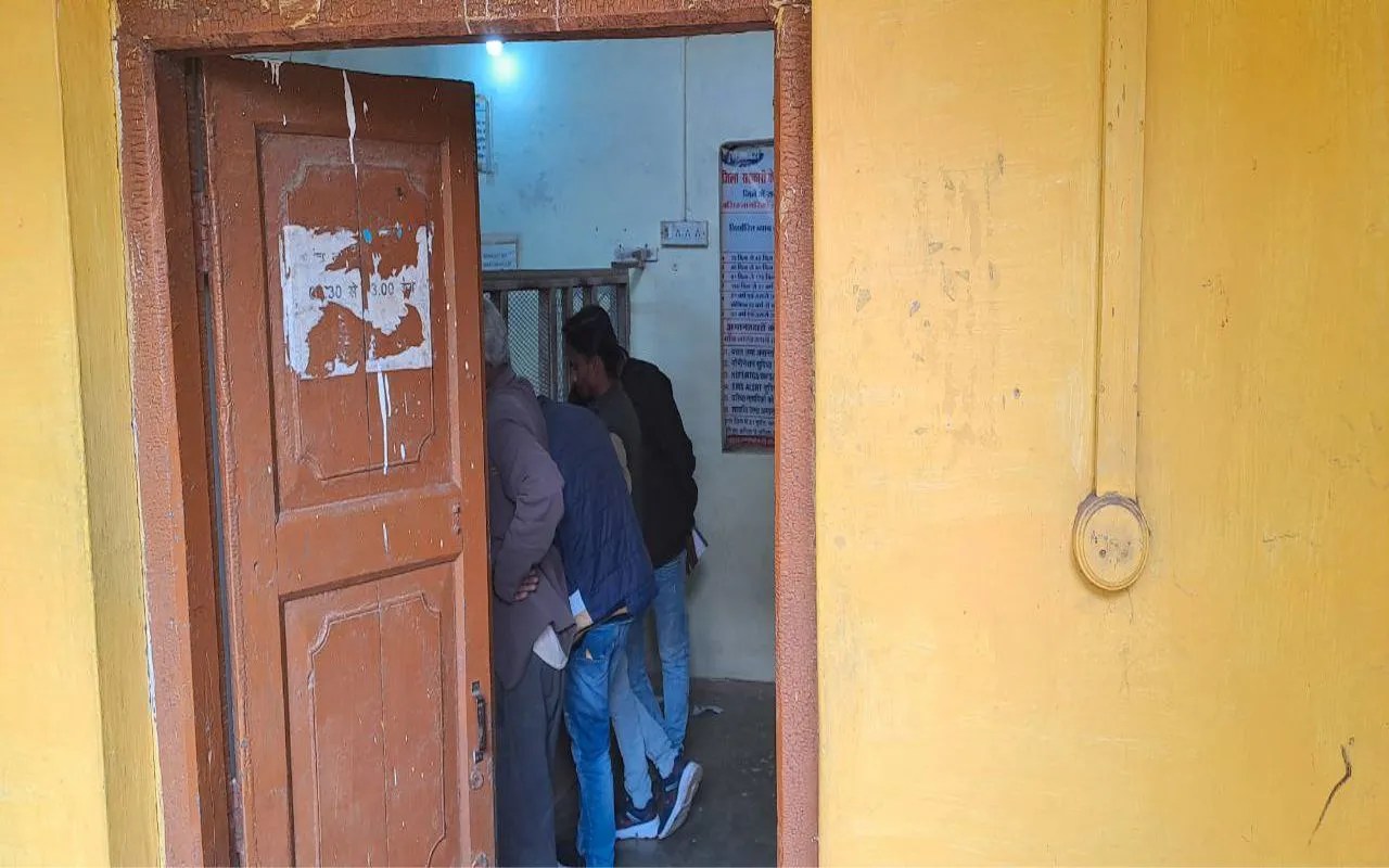 Co-operative banks don't have enough cash, farmers are being given Rs 5,000 at a time