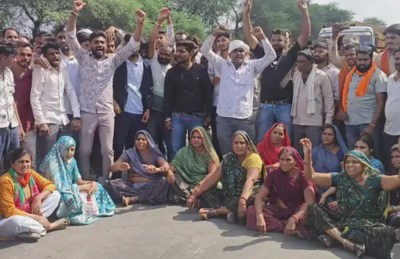 Vehicles stranded on the road due to highway jam in Neemuch