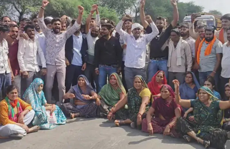 Vehicles stranded on the road due to highway jam in Neemuch