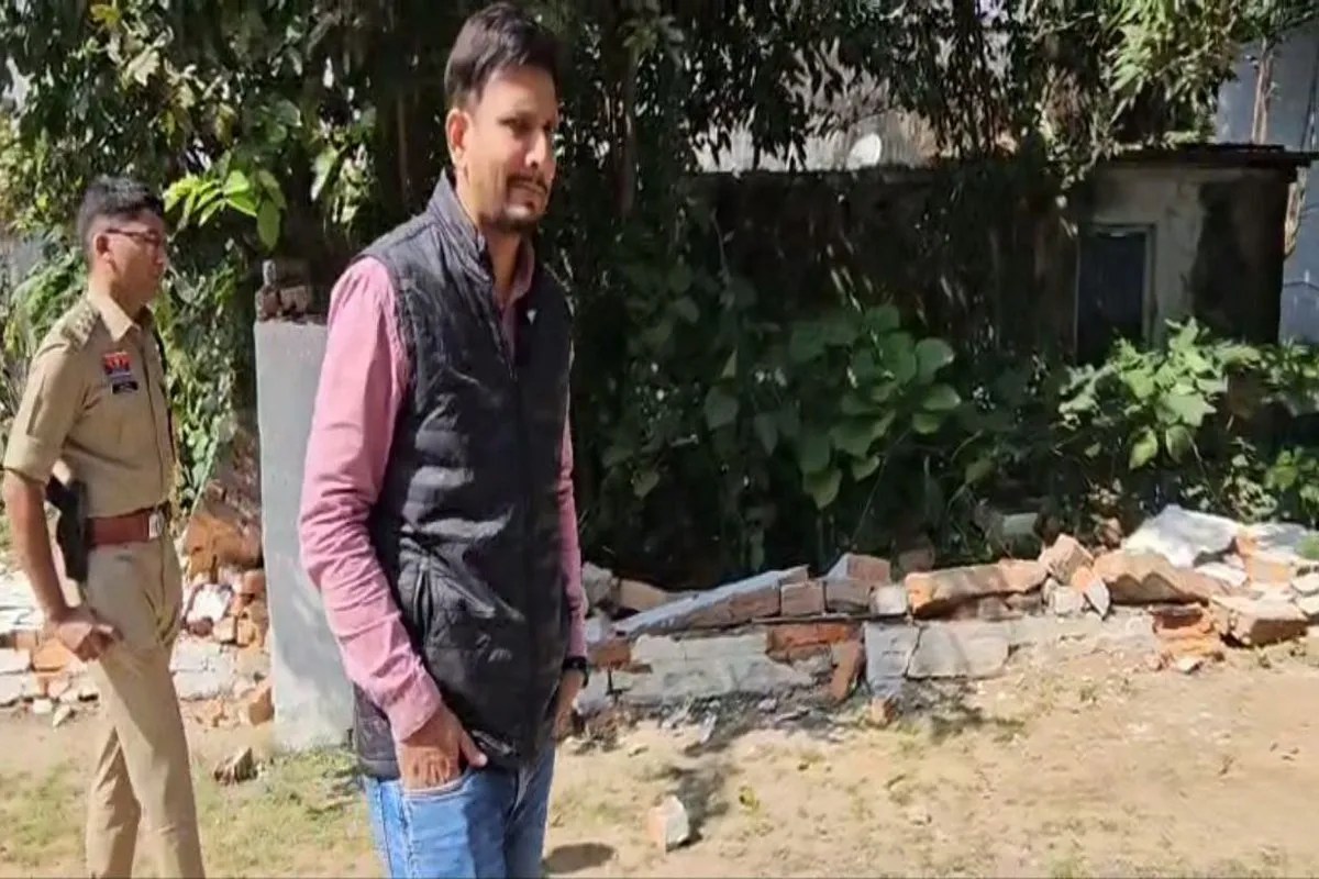 Court building dispute: Video: कोर्ट परिसर से लगे शासकीय कॉलोनी का किसी ने तोड़ दिया अहाता, कर्मचारी बोले- वकीलों ने ढहाया