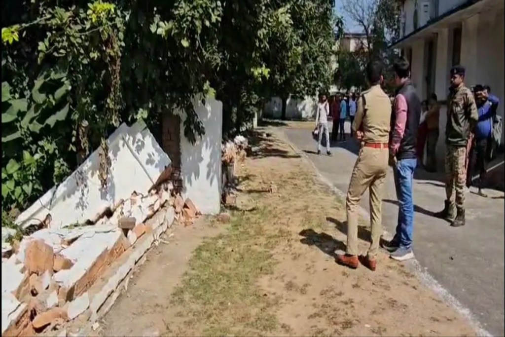 Court building dispute