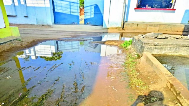 ग्रामीणों ने बताया कि कई बार शिकायत के बावजूद मरम्मत नहीं हो रही है। पीने का पानी गली में बहता रहता है। पानी का मोल पंचायत प्रतिनिधि नहीं समझ रहे हैं। पंचायत प्रतिनिधि लोगों से कह देते हैं कि वार्डवासी आपस में चंदा कर खुद मरम्मत करवा लें। नल टैक्स पंचायत ले रही है तो कहीं परेशानी आती है तो उसे सुधारने का काम पंचायत का ही है।