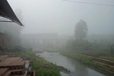 लखनऊ में ठंडी पछुआ हवाओं ने बढ़ाई सिहरन, सुबह के समय कोहरा और धुंध ने शहर को ढका      (फोटो सोर्स : Patrika) 