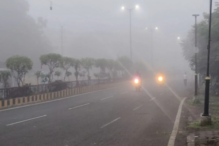 सुबह लखनऊ के चारबाग क्षेत्र में धुंध के बीच गाड़ियां हेडलाइट जलाकर चलती हुईं, बढ़ी ठंडक से लोग गरम कपड़ों में नजर आए (फोटो सोर्स : Patrika)