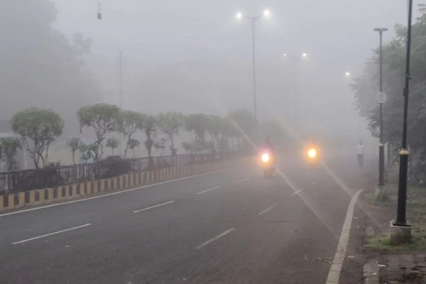 सुबह लखनऊ के चारबाग क्षेत्र में धुंध के बीच गाड़ियां हेडलाइट जलाकर चलती हुईं, बढ़ी ठंडक से लोग गरम कपड़ों में नजर आए (फोटो सोर्स : Patrika)