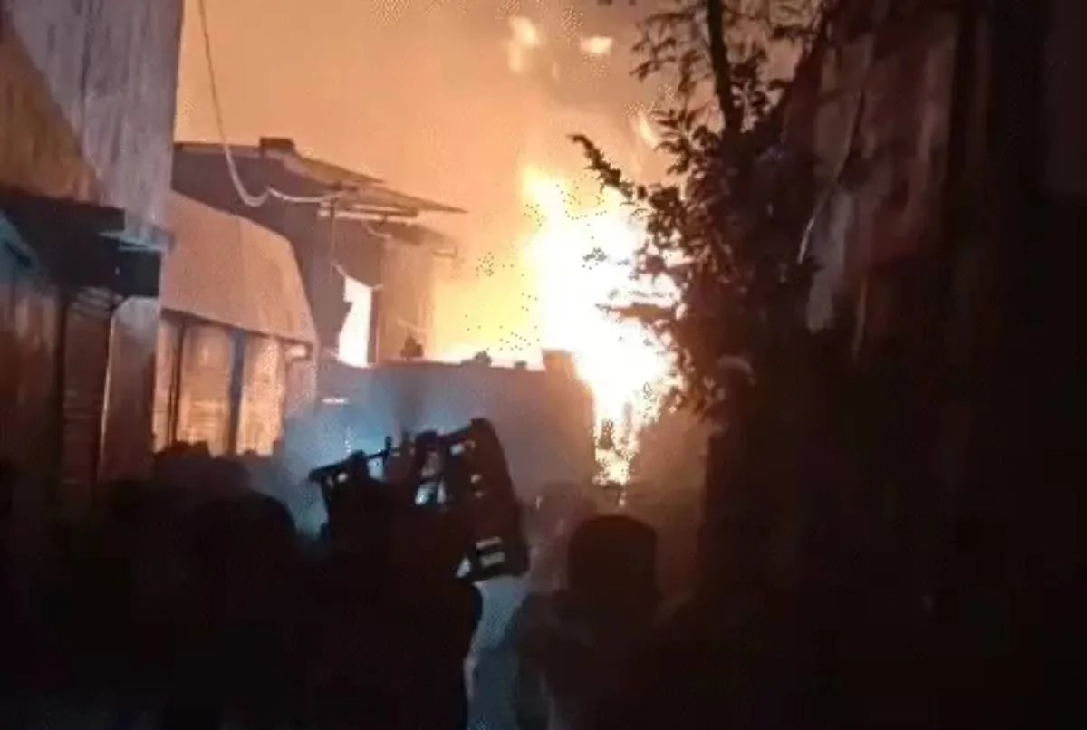 Bhopal Fire- एमपी की राजधानी भोपाल में लकड़ी की टालों में भीषण आग लग गई है। आगजनी की यह घटना पात्रा पुल के पास हुई।