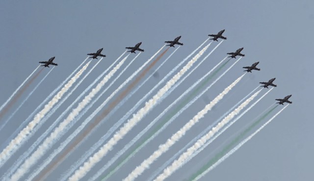 भारतीय वायुसेना अपना पराक्रम दिखाती हुई। 