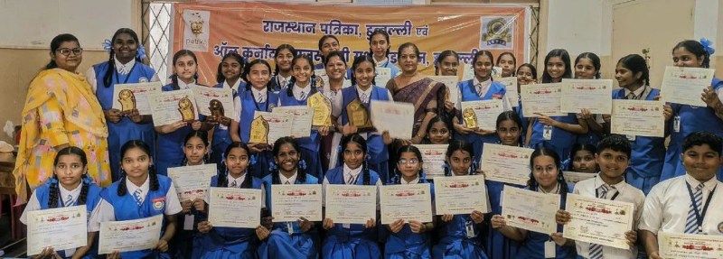 काव्य पाठ प्रतियोगिता के विजेताओं के साथ उत्साहित प्रतिभागियों का समूह। साथ में निर्णायक व शिक्षिकाएं।