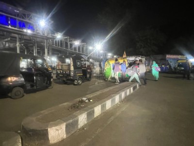 Autos are parked in the drop-and-go line, and the parcel department's loading vehicles are also parked there.