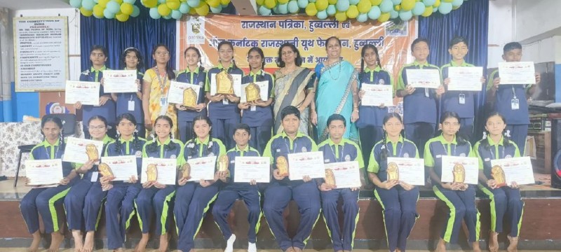 प्रतियोगिता के विजेताओं के साथ उत्साहपूर्वक शामिल प्रतिभागी। साथ में निर्णायक एवं अतिथि।