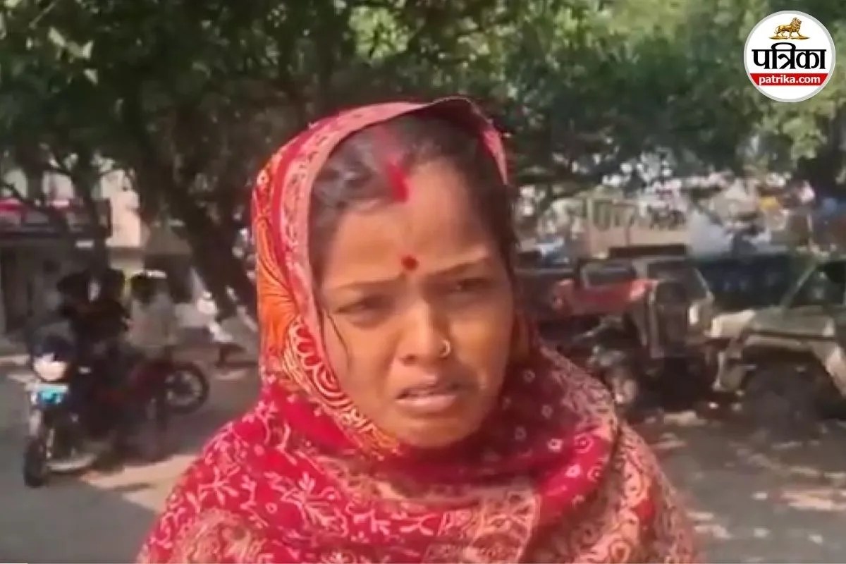 सरकारी डॉक्टर पर आरोप लगाती महिला