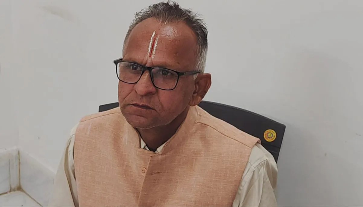 Lokayukta in Sidhi caught Singhawal hostel superintendent Ashok Pandey taking bribe