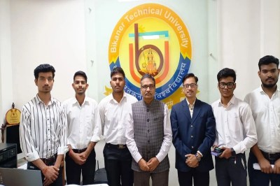 विद्यार्थियों के साथ कुलगुरु।