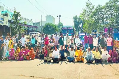 पानी की टंकी के निर्माण को लेकर कोटा मार्ग सडक़ पर लगाया जाम