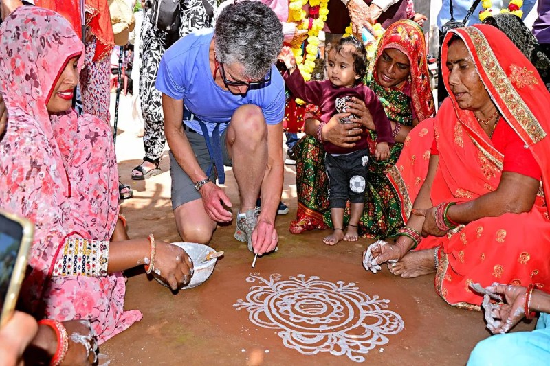 गांव के हुनर से रूबरू हुए सैलानी, चाक पर आजमाया हाथ, बनाए पारंंपरिक मांडणे