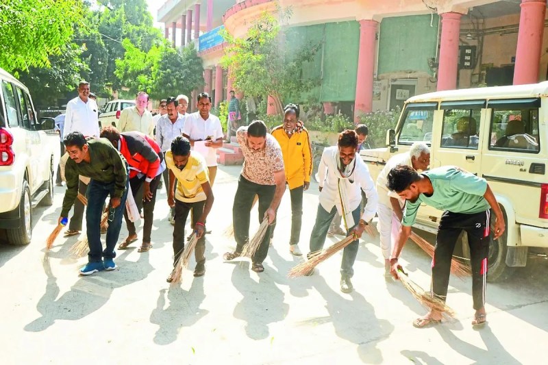 सरकारी कार्यालय में लगाया वार्ड का सफाई कर्मचारी, आक्रोशित लोगों ने झाडूृ लगाकर जताया विरोध