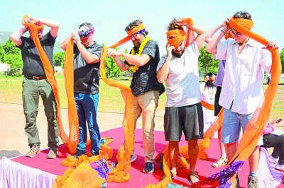 विदेशी पर्यटकों में साफा बांधने की दिखी होड़, की जोर आजमाइश