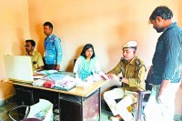 आंखों की रोशनी हुई कम, फिर भी दौड़ा रहे है वाहन