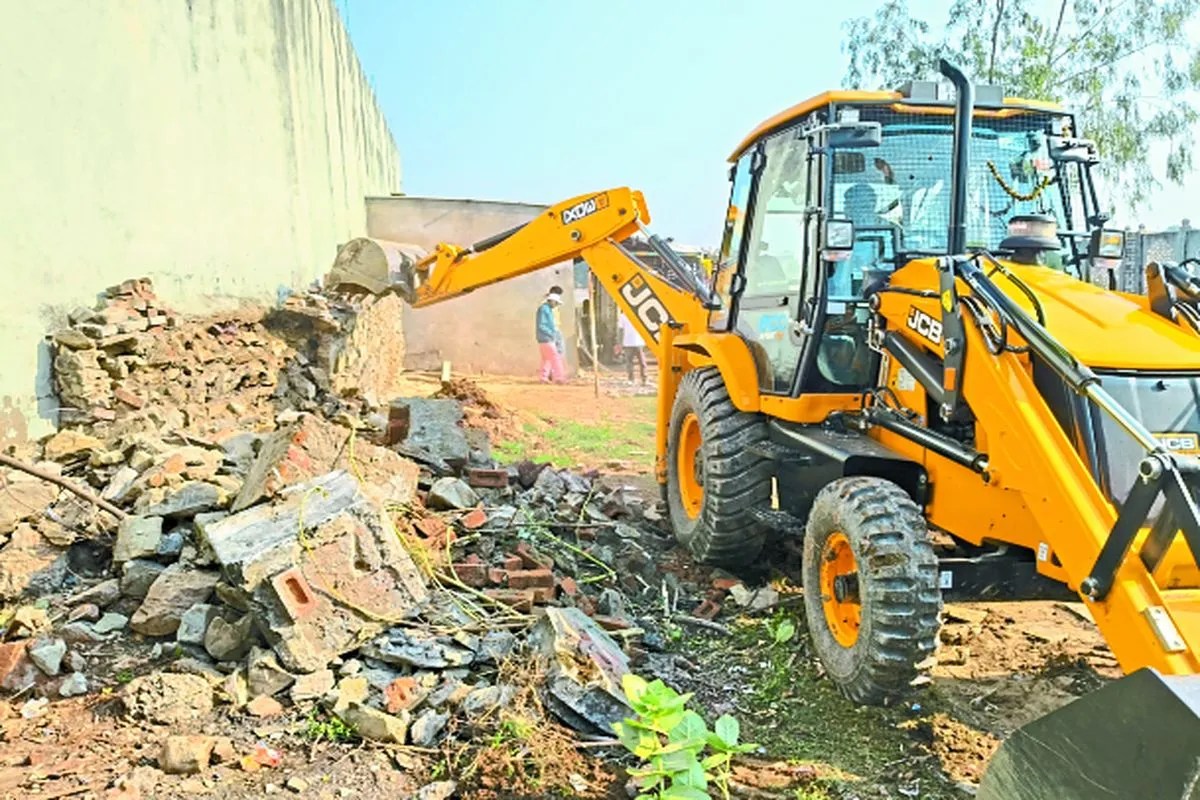 पट्टा निरस्त किया, भूखंड से हटाया अतिक्रमण