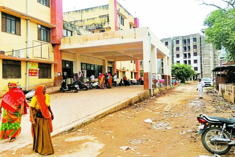 जनाना अस्पताल: नाम बड़ा, सुविधाएं मरीजों के भरोसे