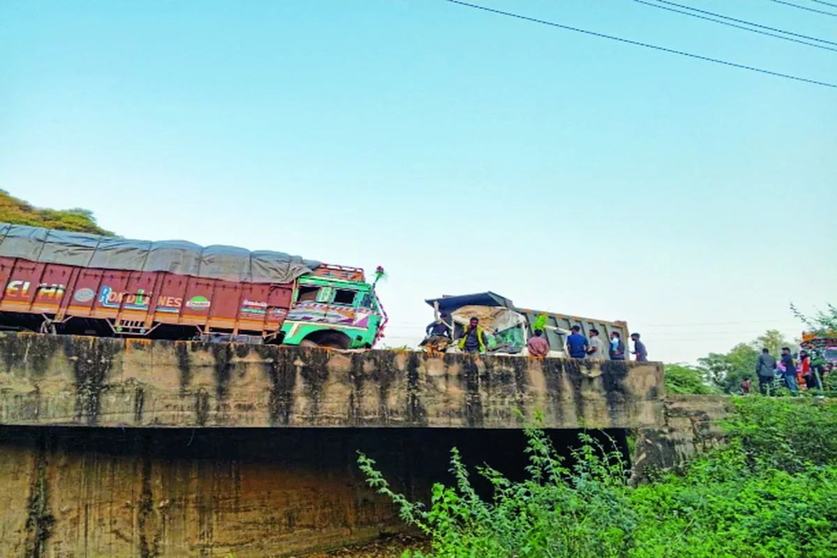 ट्रक व डंपर में टक्कर, आधे घंटे केबिन में फंसा रहा चालक, कोटा रैफर