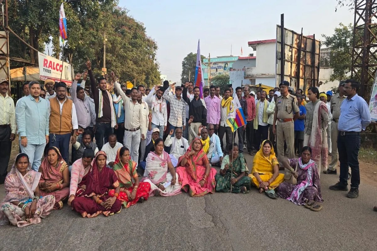 CG News: 12वीं के छात्र ने लगाई फांसी, आदिवासी समाज ने स्टेट हाइवे में किया चक्काजाम