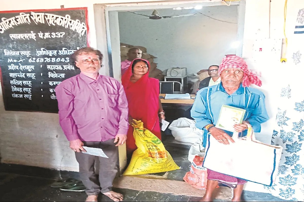 CG News: राशन वितरण में बड़ी लापरवाही! ताला तोड़कर लोगों को बांटा राशन, 2 सेल्समैन बर्खास्त