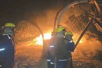 गद्दा फैक्ट्री में लगी भीषण आग, तीन घंटे चला रेस्क्यू ऑपरेशन, 6 दमकल टीमों ने बुझाई आग