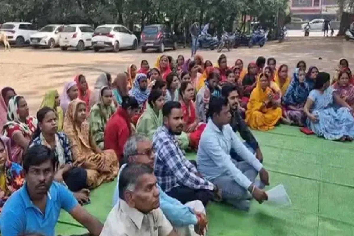 CG News: आरक्षक पर लगे आरोपों पर जांच की मांग, थाने के सामने पार्षद के साथ महिलाओं ने दिया धरना