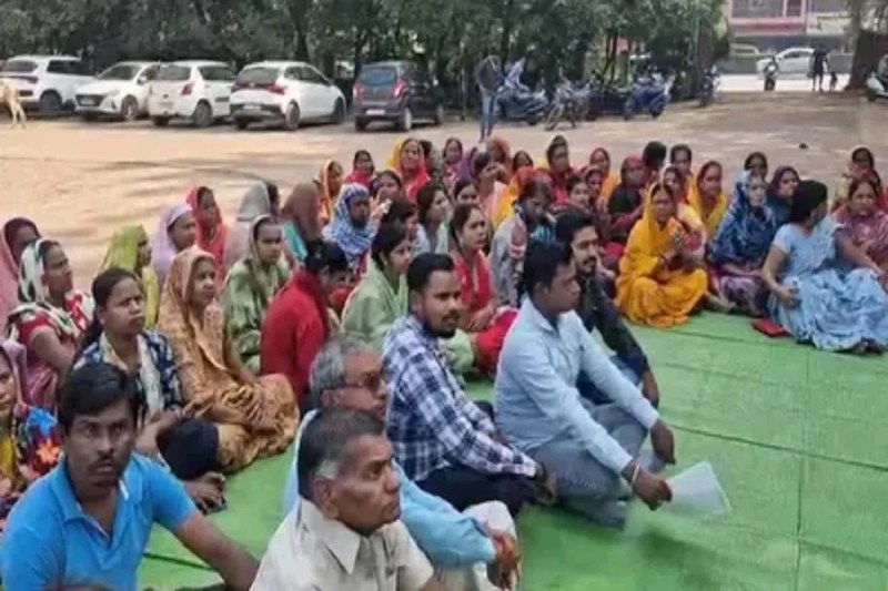 CG News: आरक्षक पर लगे आरोपों पर जांच की मांग, थाने के सामने पार्षद के साथ महिलाओं ने दिया धरना