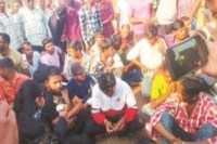 CG News: बिजली पोल पर चढ़े लाइनमैन की करंट लगने से मौत, मुआवजे की मांग को लेकर ग्रामीणों ने किया घेराव, घंटो प्रभावित रहा मार्ग