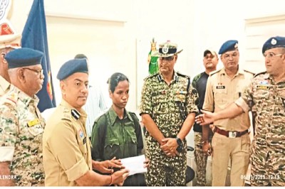 CG News: बिना हथियार 12 किमी पैदल चली कमला, छोड़ा संगठन, पुलिस के सामने किया आत्मसमर्पण