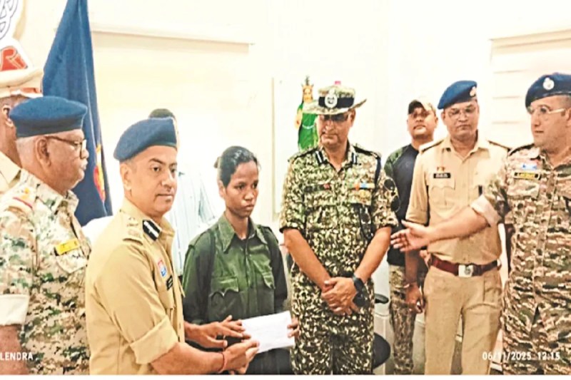 CG News: बिना हथियार 12 किमी पैदल चली कमला, छोड़ा संगठन, पुलिस के सामने किया आत्मसमर्पण
