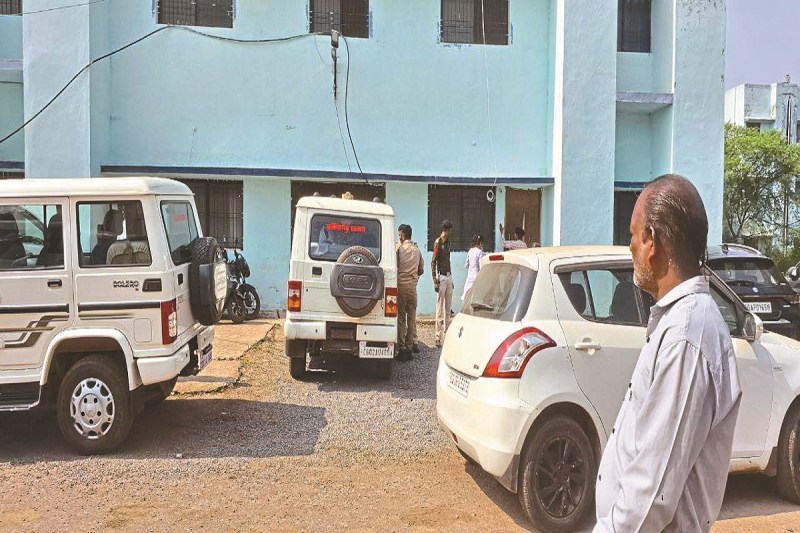 CG News: जिला पंचायत अधिकारी के आवास पर ईओडब्ल्यू की दबिश, आरआई भर्ती पेपर लीक से जुड़ा है मामला